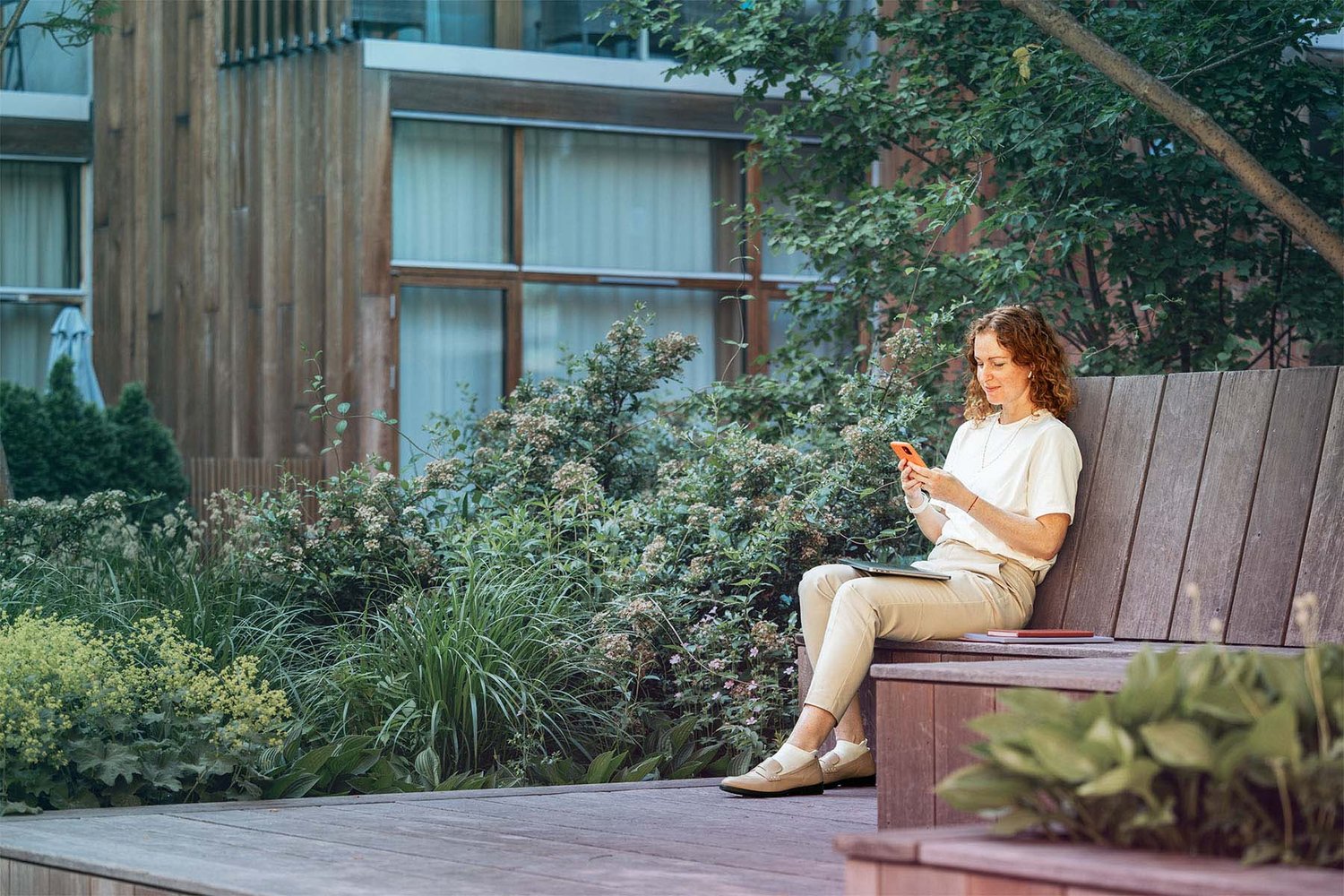 park-woman-caucasian-laptop-mobile-typing-dstny-flip