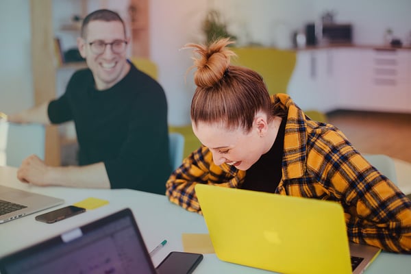 Team-work-meeting-laugh