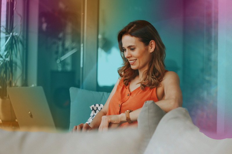 Woman-in-sofa-laptoppsd (1)